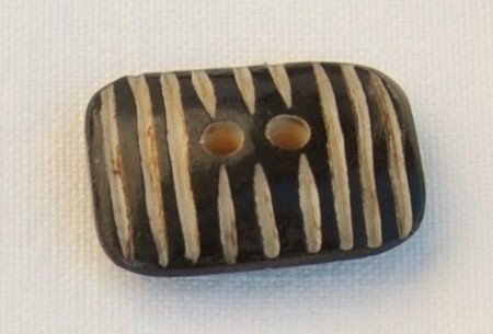 Knapp av bein, med striper, 1,5 x 2 cm