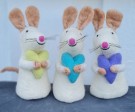 Eggevarmar i filt, kvit mus med farga hjarta thumbnail