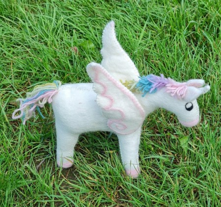 Einhjørning, ullfilt, 25 cm, pastellfargar