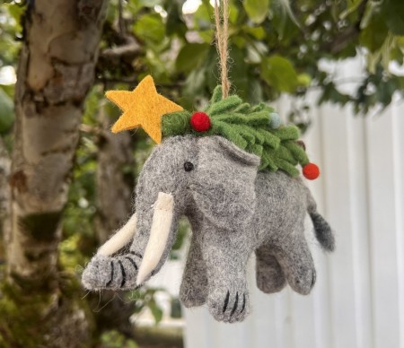 Elefant med juletre, tova ull
